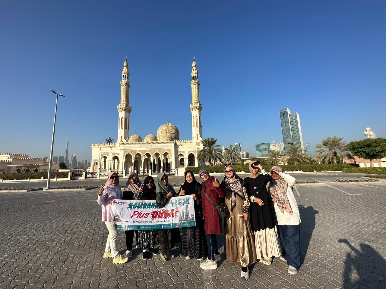 Senyum jamaah umroh bersama mitra Daptarin