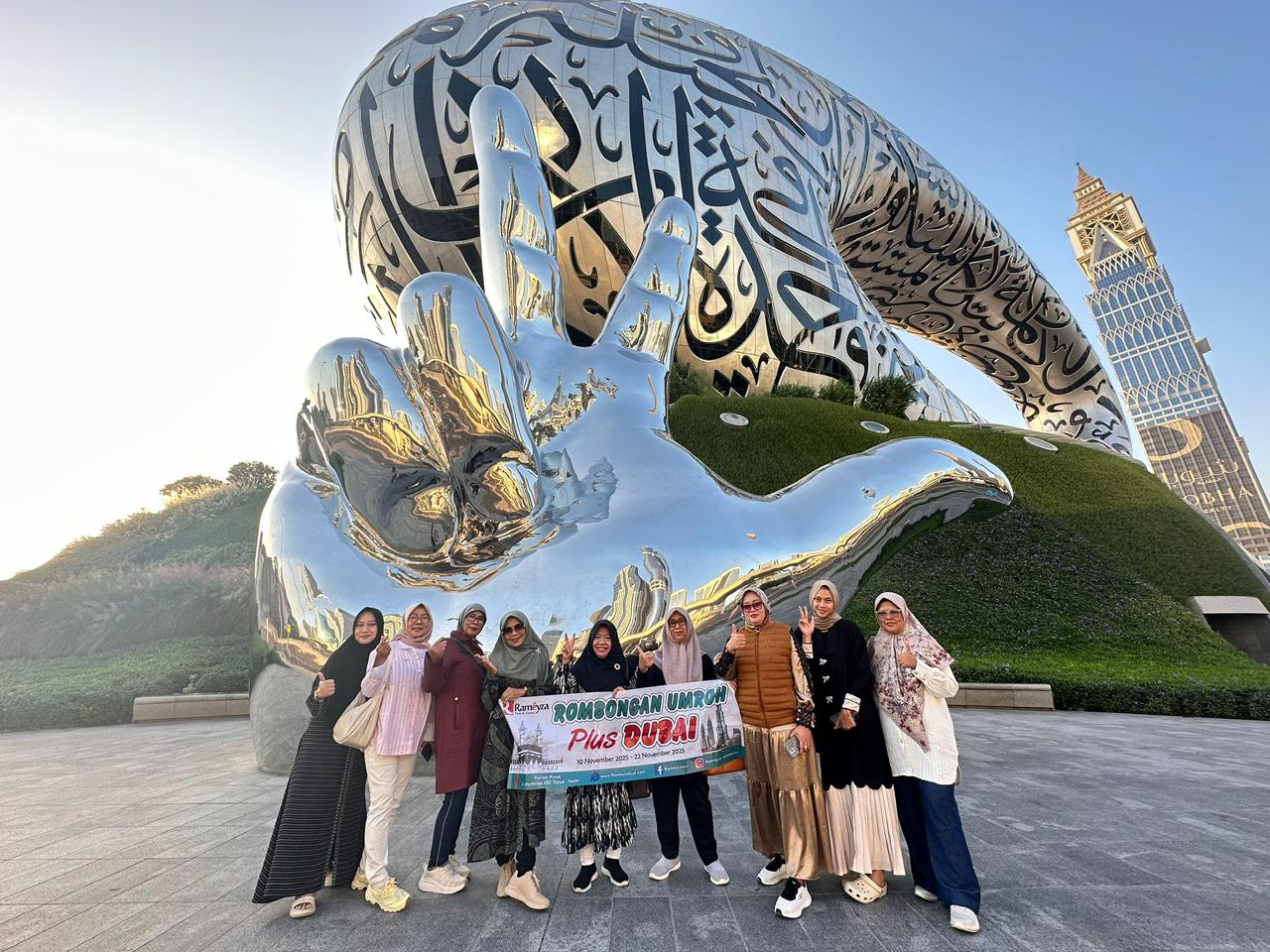 Senyum jamaah umroh bersama mitra Daptarin