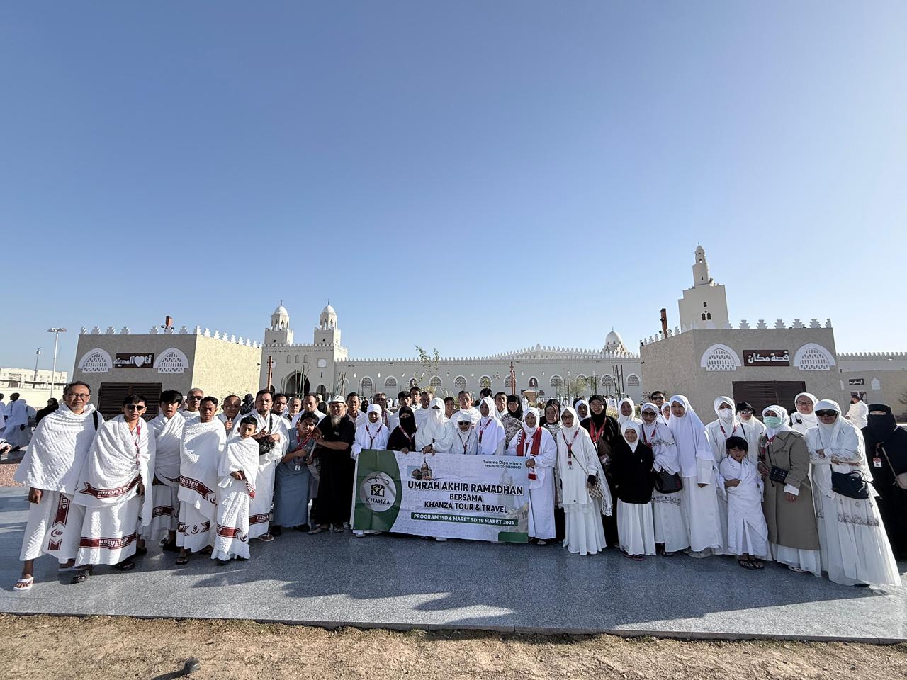 Senyum jamaah umroh bersama mitra Daptarin