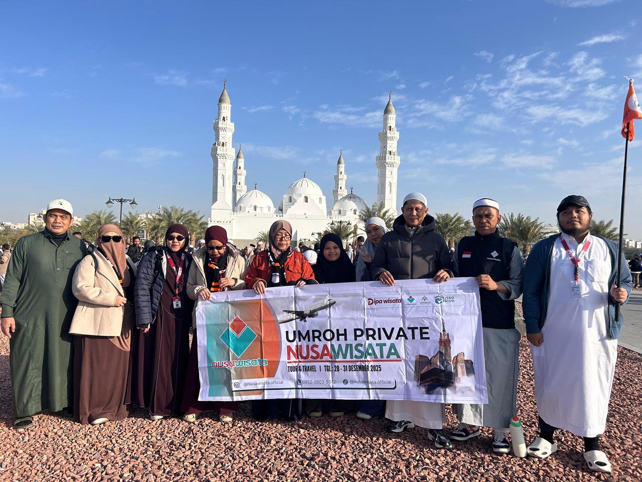 Senyum jamaah umroh bersama mitra Daptarin