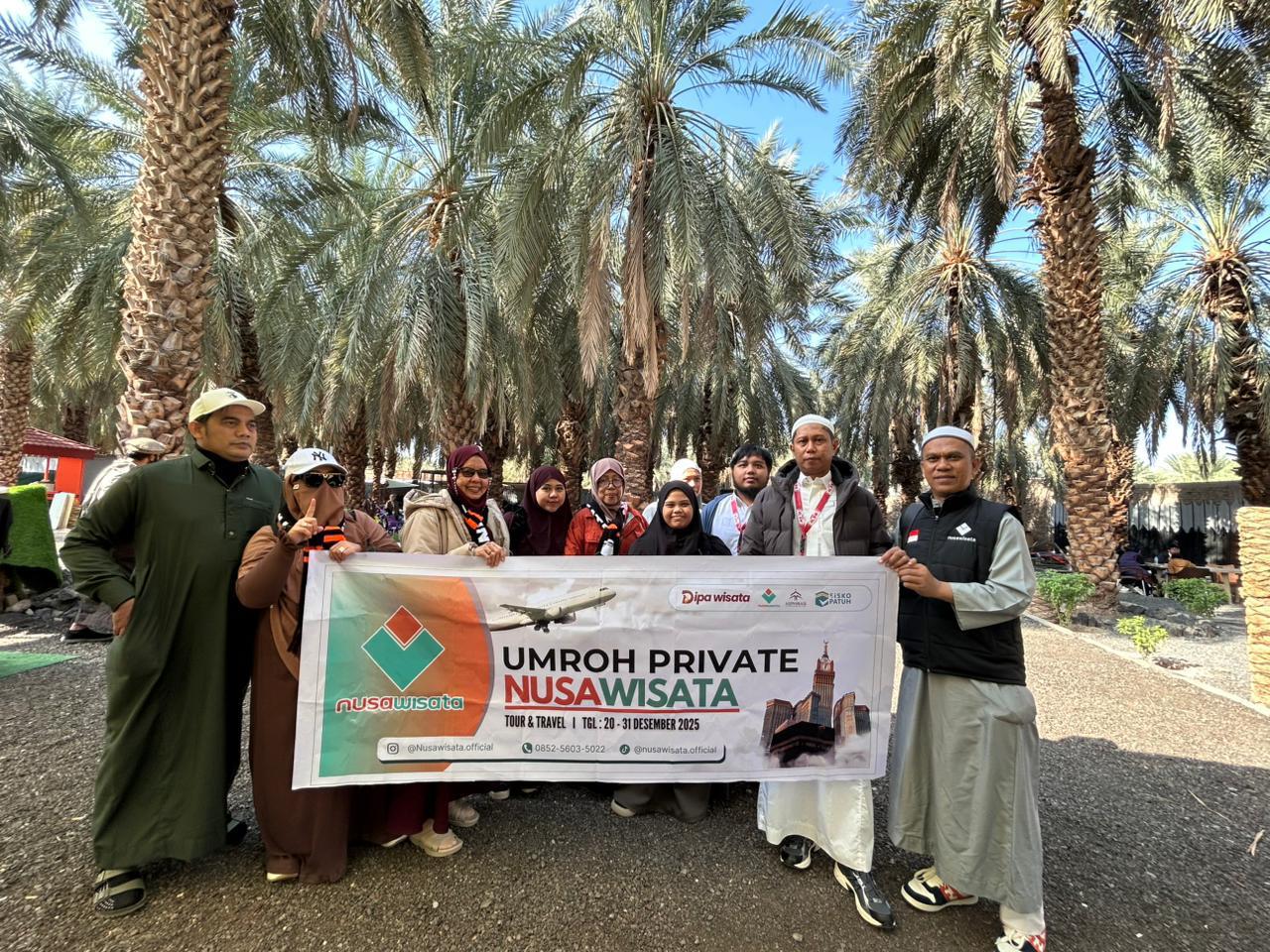 Senyum jamaah umroh bersama mitra Daptarin