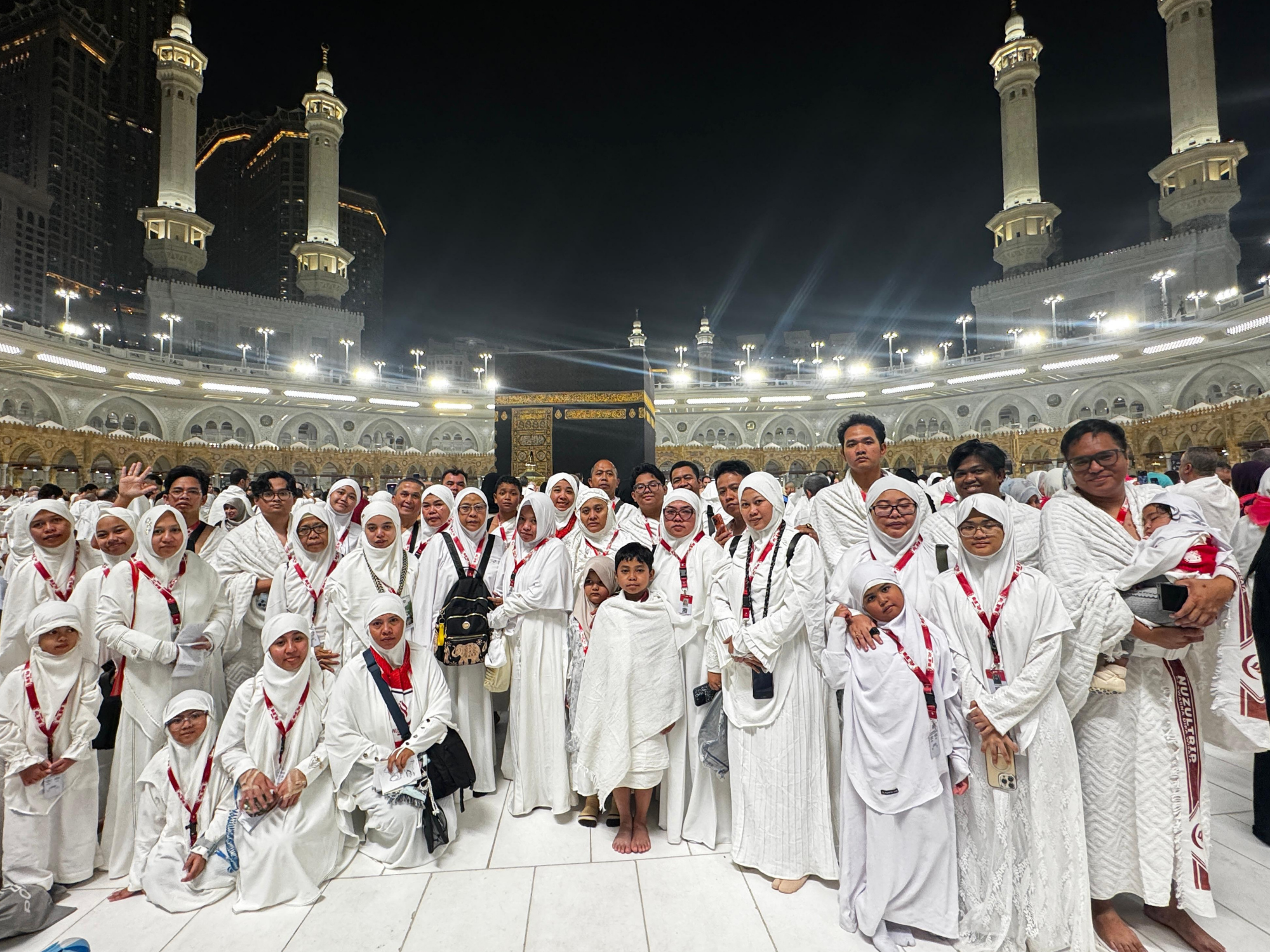 Senyum jamaah umroh bersama mitra Daptarin