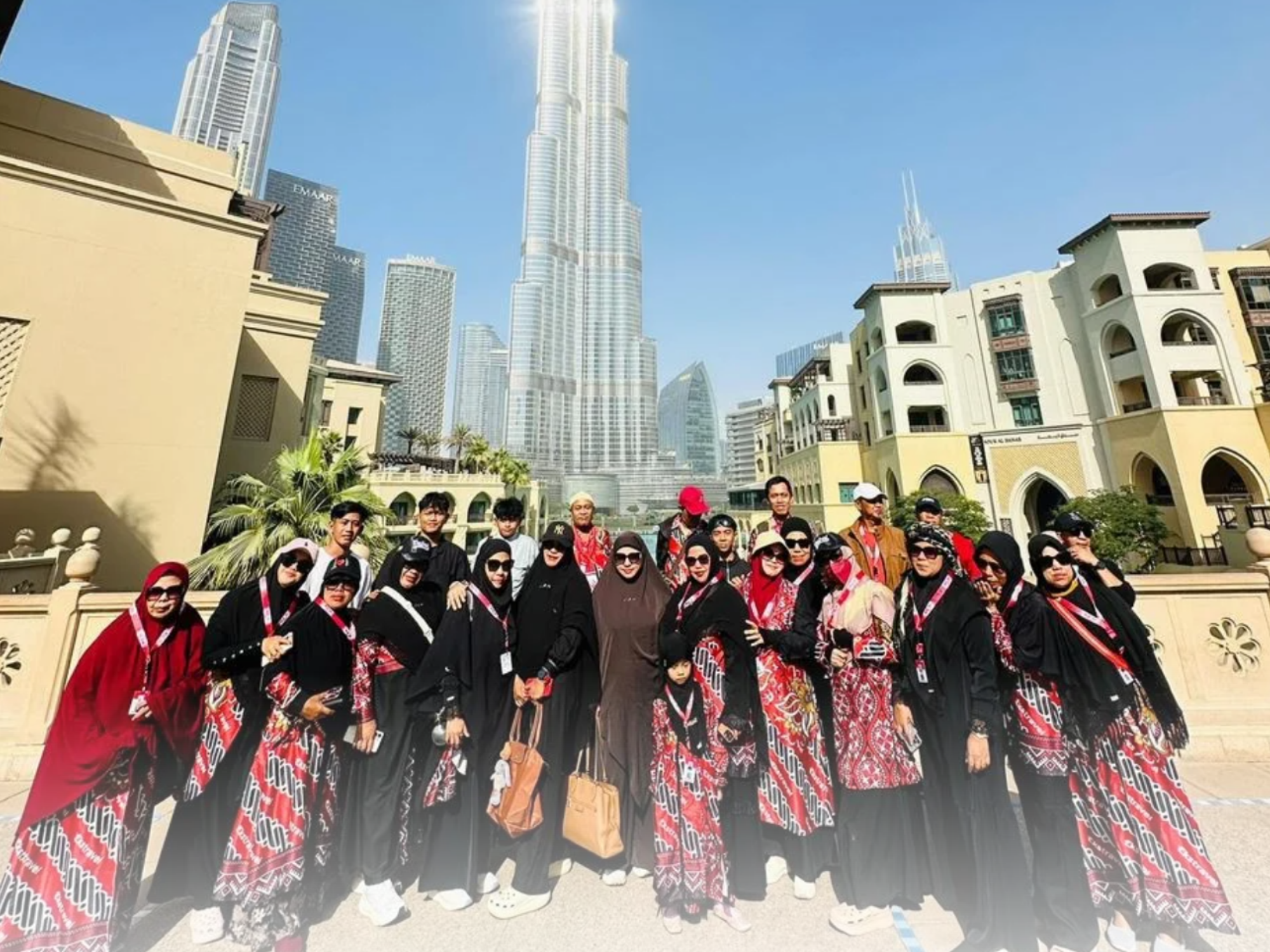 Senyum jamaah umroh bersama mitra Daptarin