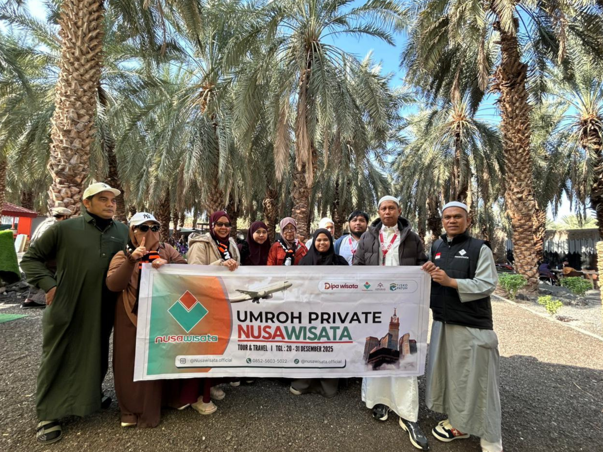 Senyum jamaah umroh bersama mitra Daptarin