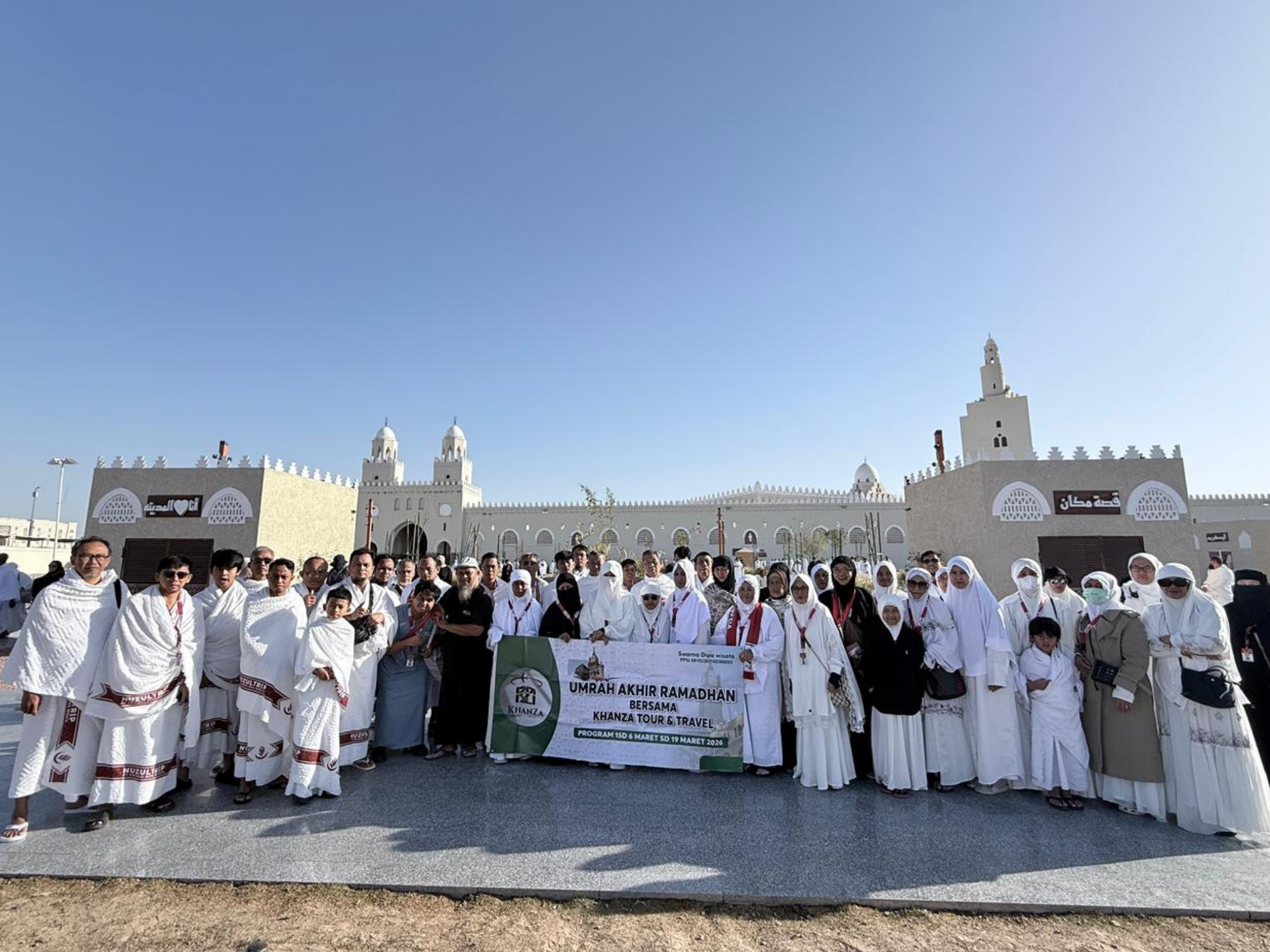 Senyum jamaah umroh bersama mitra Daptarin