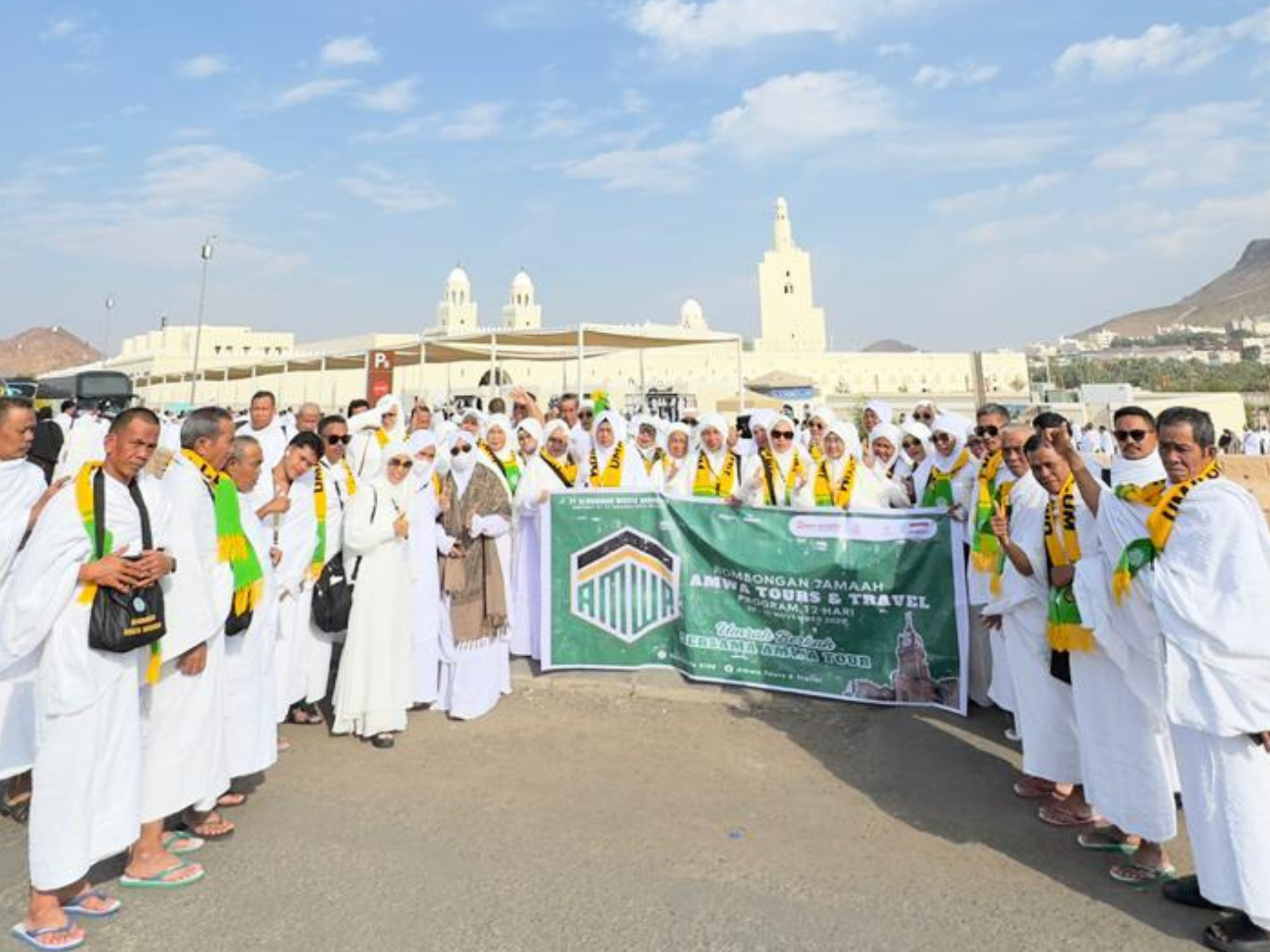 Senyum jamaah umroh bersama mitra Daptarin