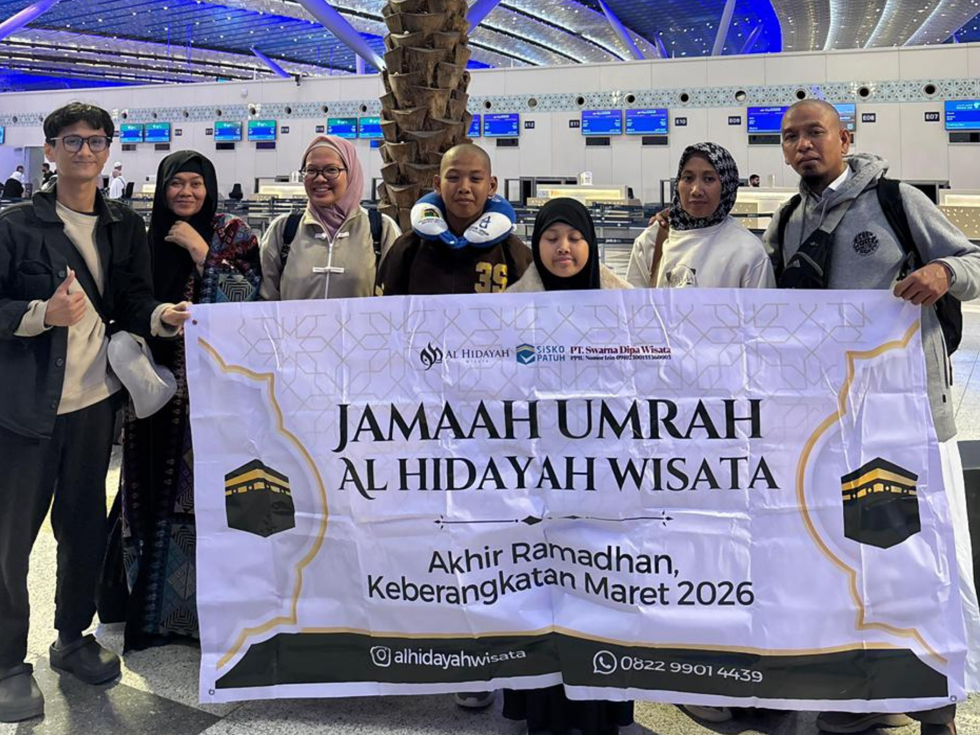 Senyum jamaah umroh bersama mitra Daptarin