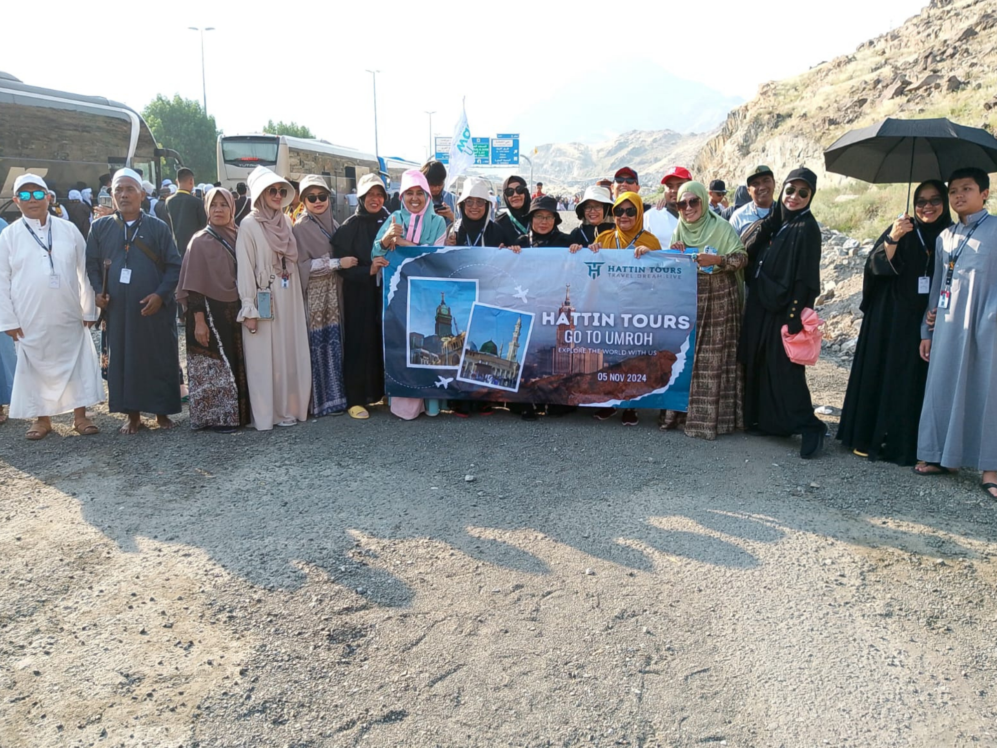 Senyum jamaah umroh bersama mitra Daptarin